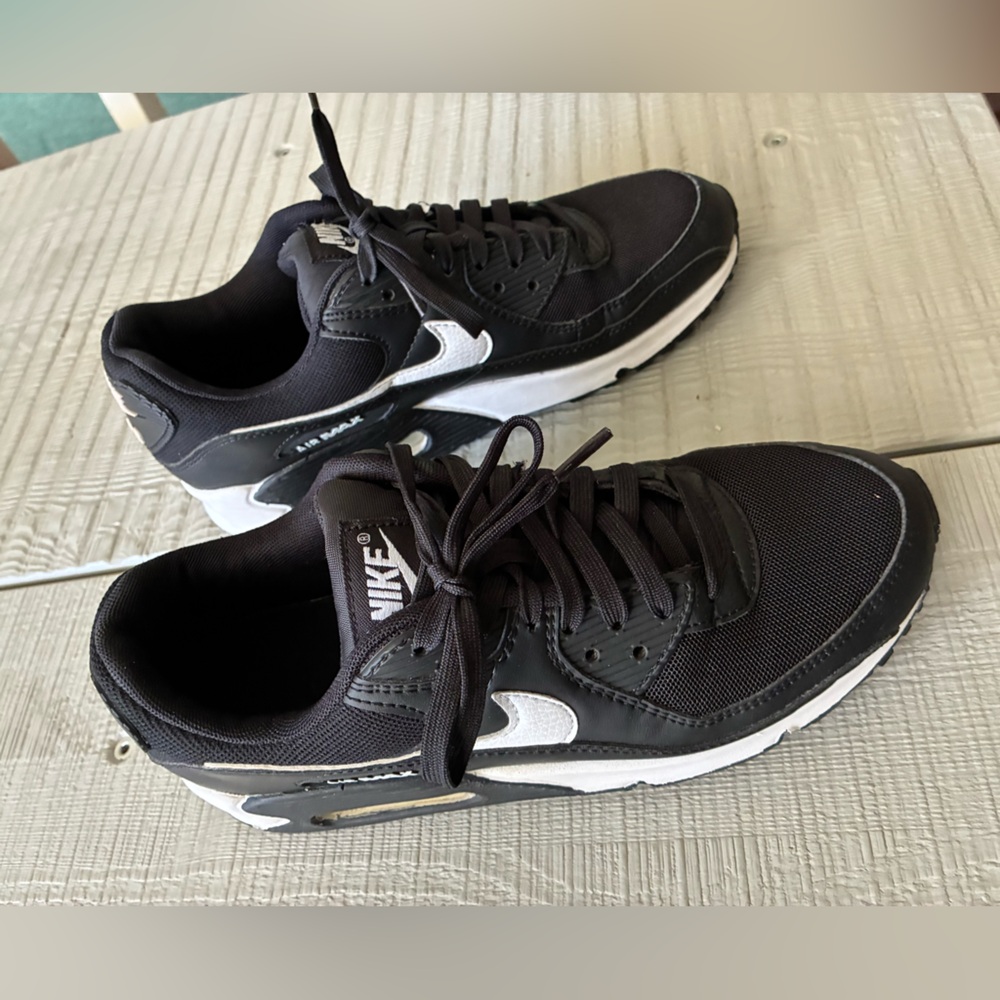 Nike Women’s Air Max 90 shoe size 9 color blk/wht/blk